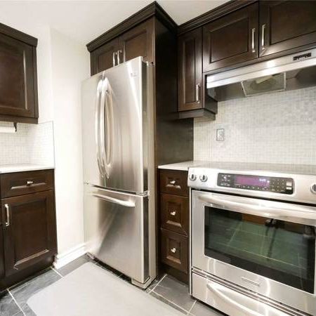 Spacious 2 Bed, 2 Bath with Private Roof Top Patio and City Views - Photo 4