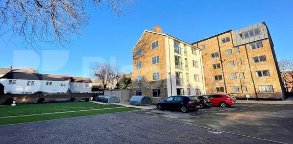 Boasting size, quality & location. - Photo 2