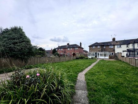 3 bedroom semi-detached house to rent - Photo 3