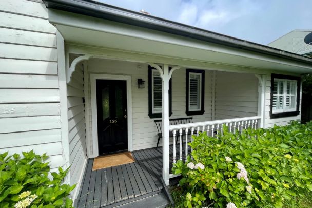 Guyong Cottage In Convenient Location! - Photo 1