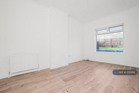 3 bedroom flat to rent - Photo 5