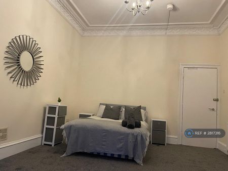 3 bedroom flat to rent - Photo 2