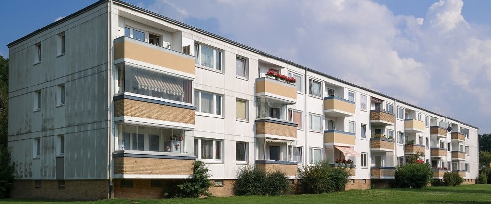 Wohnen im Grünen: Gepflegte Wohnung mit Badewanne und Loggia - Photo 1