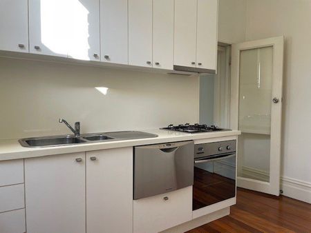 Charming Victorian Cottage - Photo 4