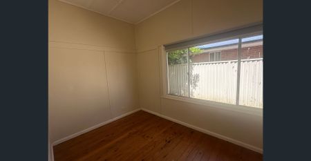 Cozy 3-Bedroom Home in Central Bathurst - Photo 4