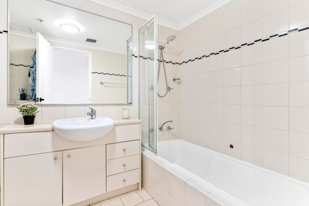 Fully furnished apartment with city views and resort style living - Photo 4