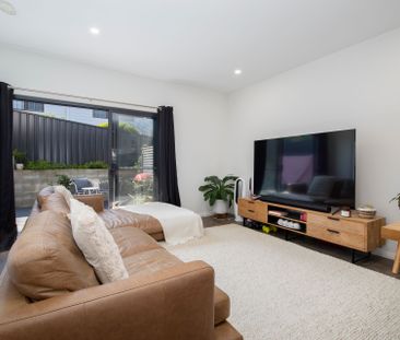 Gorgeous 3 Bedroom Townhouse with 2 Living Areas! - Photo 4