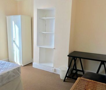 4 Bed Semi-Detached House, Middle Street, SO14 - Photo 3