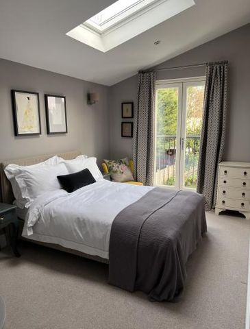 Quiet Bedroom in Victorian Terrace in West London - Photo 3