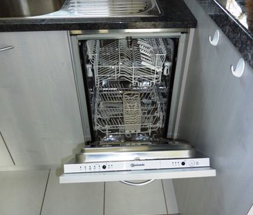 Schöne 3 Zi.-Dachwohnung mit grosser Terrasse nähe Tram - Photo 2