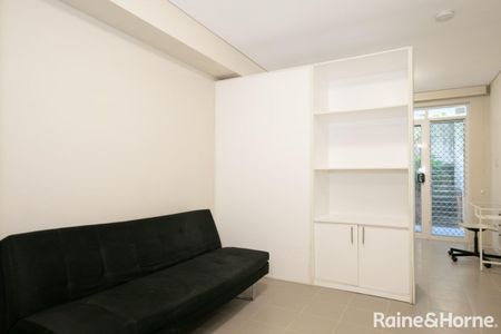 Two Partly Furnished Studios in the Heart of Randwick - Walk to UNSW, POWH & Royal Randwick Shopping Centre! - Photo 3