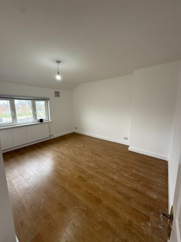 3 Bed Semi-Detached House, Thorpe Crescent, LS10 - Photo 3
