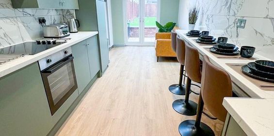 Double room with off-suite shower room - 3m x 2.5m - £700pcm, £700 deposit in shared house : £700 per month - Photo 3