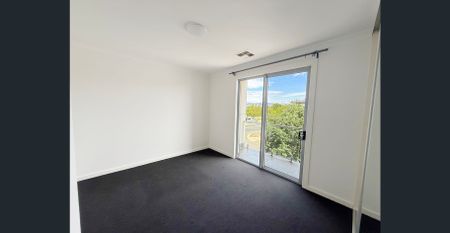 Stylish Lakeview Townhouse - Photo 2