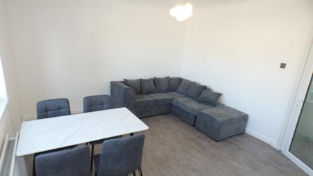 3 bedroom flat to rent - Photo 5