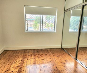 Spacious 3-Bedroom Family House - Photo 2