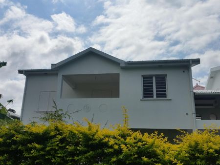 Location Appartement 4 pièces 70m² ST BENOIT 97470 - Photo 3