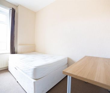 2 bed flat to rent in Rothbury Terrace, Newcastle Upon Tyne, NE6 - Photo 2