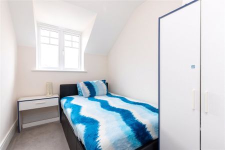 4 bedroom House in Maine Street, Berkshire - Photo 5