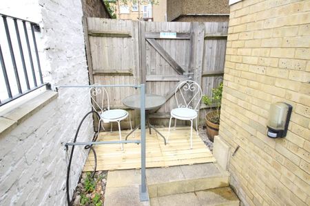 Lotus House, Yoga Way, Worcester Park - Photo 2