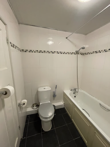 1 bedroom in a house share to rent - Photo 4