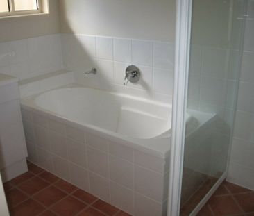 6 Craigan Crescent, Aspley QLD, Belconnen - Photo 2