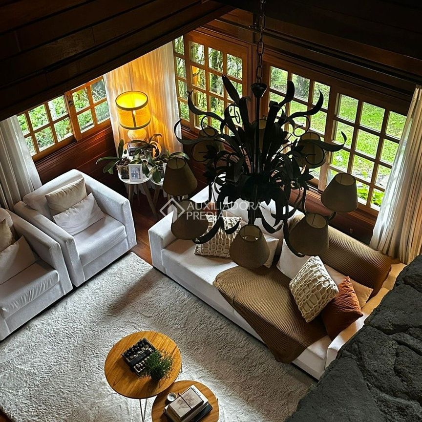 Casa em Condomínio com 3 quartos e 160m² para alugar em Mato Queimado, Gramado. - Foto 1