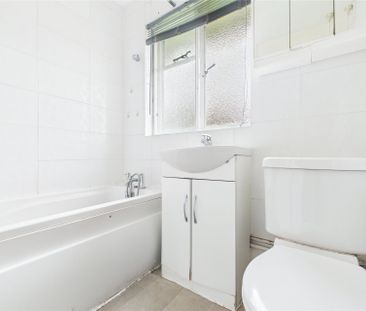 3 bedroom Bungalow in Barkham Road, Wokingham - Photo 6