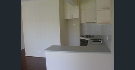 Charming Townhouse - Photo 4