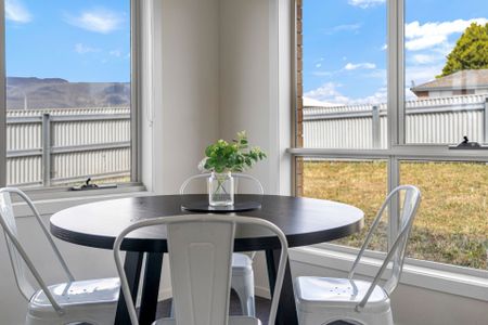 Modern Family Home - Photo 5