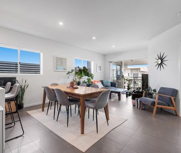 Modern Top Floor Apartment with a View! - Photo 2