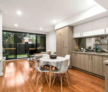 Modern One-Bedroom Apartment with Private Backyard - Photo 2