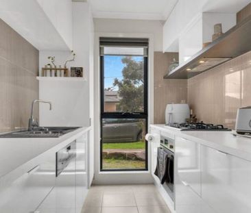 Splendid 4Br Townhouse in St Albans! - Photo 2