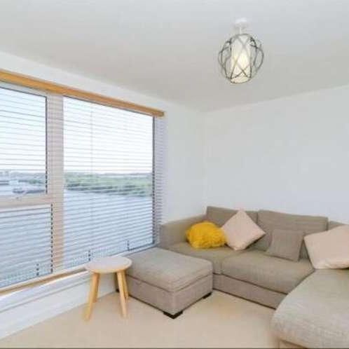 Barry, CF62 - Photo 1