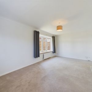 4 bed detached house to rent in Lowfield Way, Hazlemere, High Wycombe, HP15 7RR - Photo 2