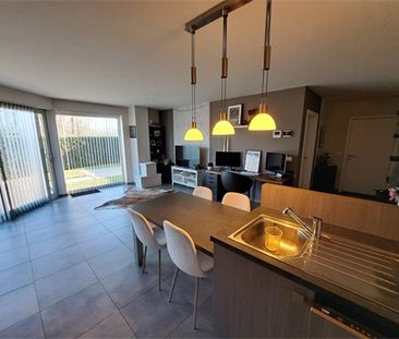 Een mooi gelijkvloers appartement met terras en 2 autostaanplaatsen - Foto 2