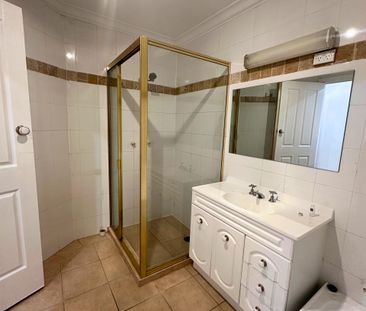 Modern 3 Bedroom, 2 Bathroom House – Easy Access to Public Transport - Photo 4