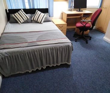 1 bedroom in a flat share to rent - Photo 2