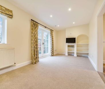 5 bedroom farmhouse in rural setting with off road parking, and law... - Photo 5