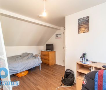 References Pending - 6 bed Semi-Detached House - Photo 6