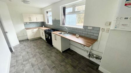 3 bedroom semi-detached house to rent - Photo 2