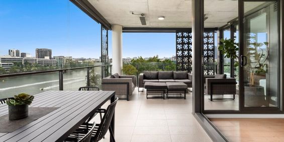 Fully Furnished River Front Two Bedroom Apartment with Two Car Parks - Photo 3