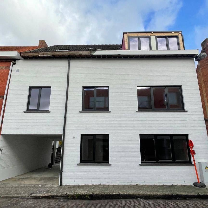 Gerenoveerd appartement op 1ste verdieping met 2 slaapkamers - Photo 1