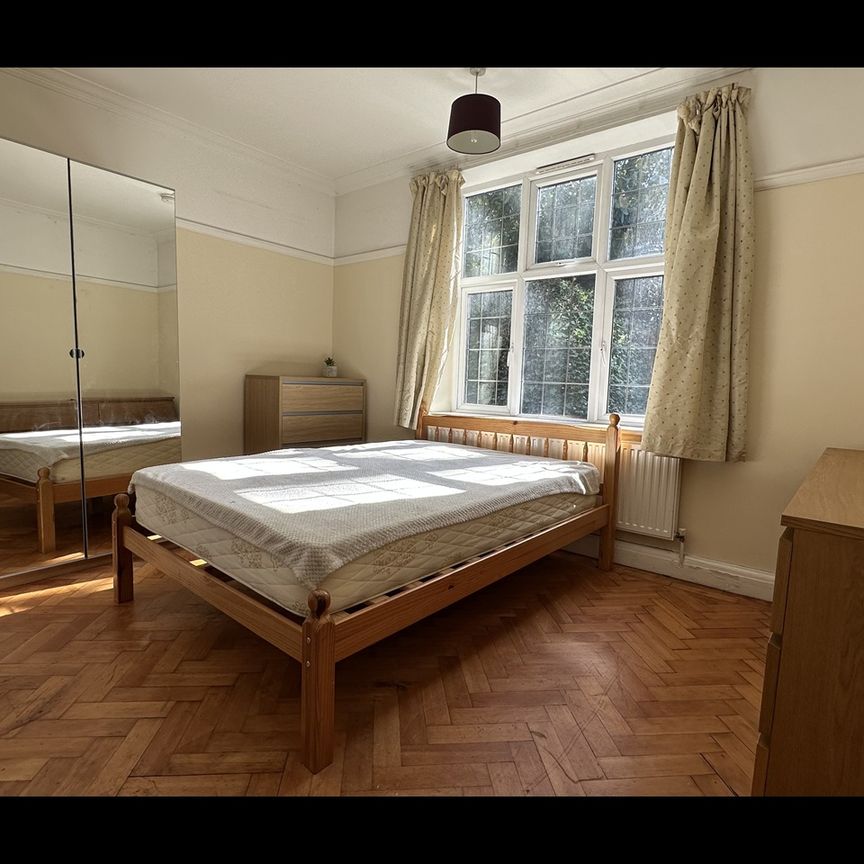 Studio Flat, Wendover Court, NW2 - Photo 1