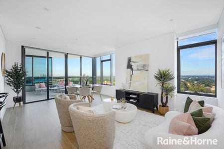 Luxury High-Level 3 Bedroom + Study Apartment with Panoramic Water & City Views - Photo 2