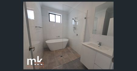 4 BEDROOM FAMILY HOME! - Photo 2