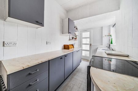 3 Bed Terraced House, St. Andrews Road, W3 - Photo 5