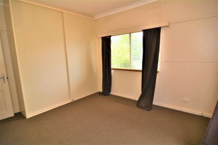 FAMILY HOME WITH GREAT GARAGING - Photo 4