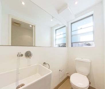 Modern&comma; Refurbished&comma; Split Level Townhouse - Photo 3