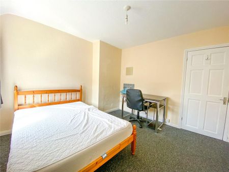 5 bedroom semi-detached house to rent - Photo 2